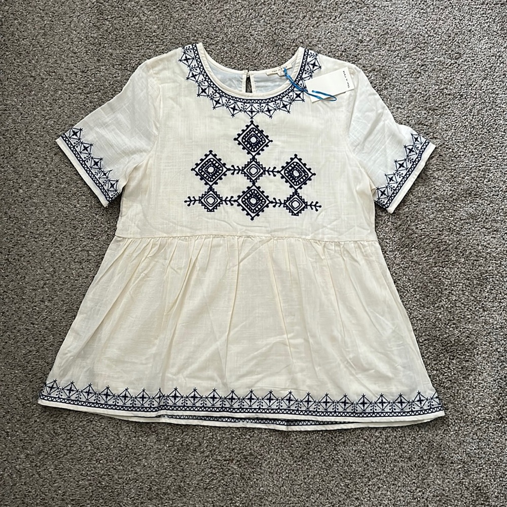 Boutique embroidered top. NWT! Size small.